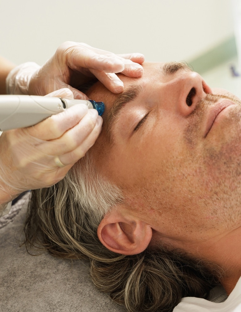Homme d age moyen se fait des soin de visage hydrafacial - Hind clinique de beaute Montpellier