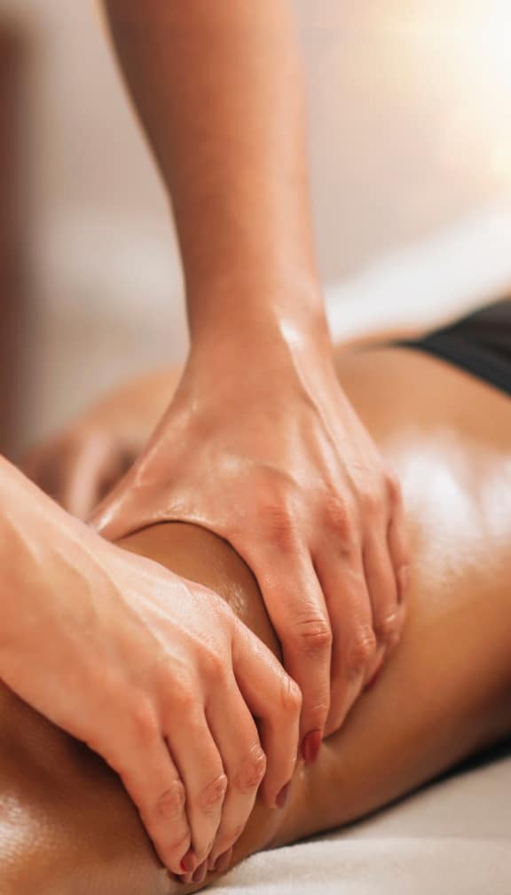 Mains de femme masse la jambe d une femme drainage lympatique - Hind clinique de beaute Montpellier