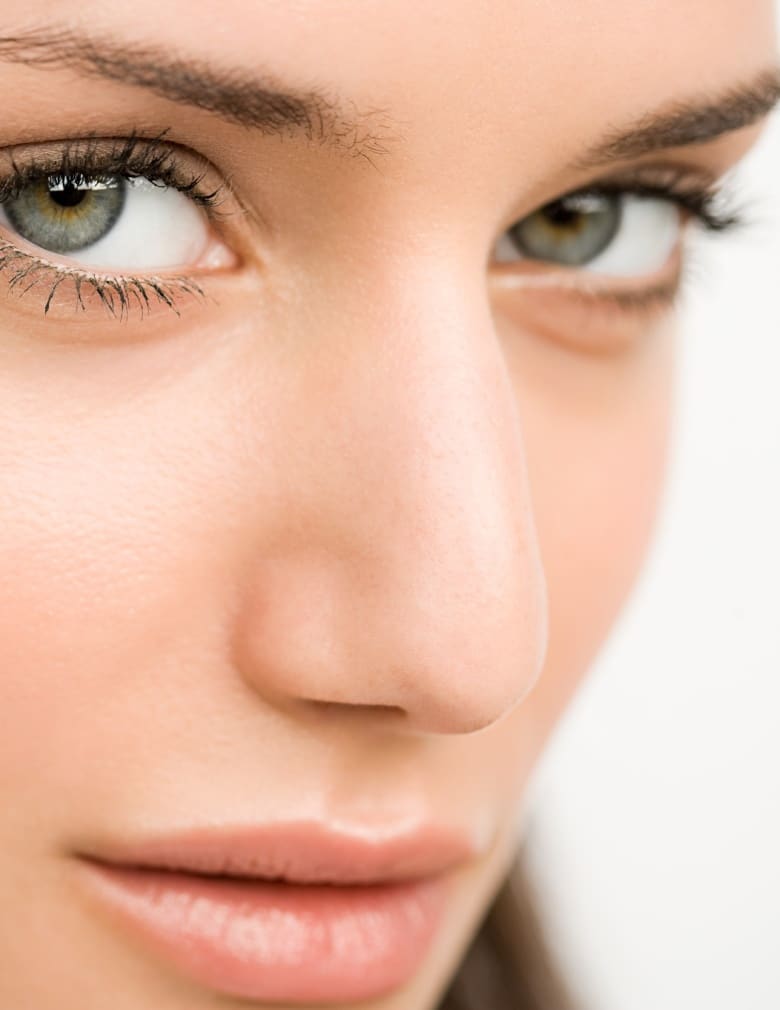 Visage de femme avec jolie regard suite aux injections cernes - Hind clinique de beaute Montpellier