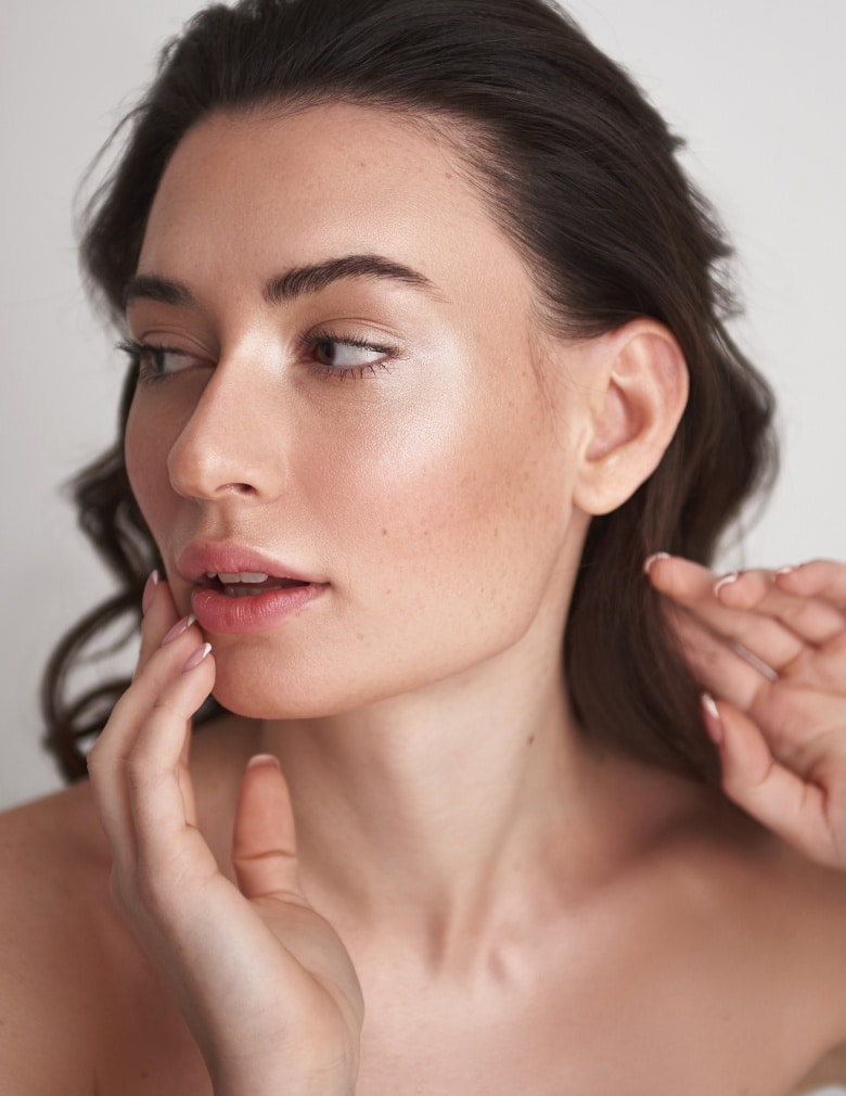 Femme avec jolie visage et peau jawline et menton - Hind clinique de beaute Montpellier