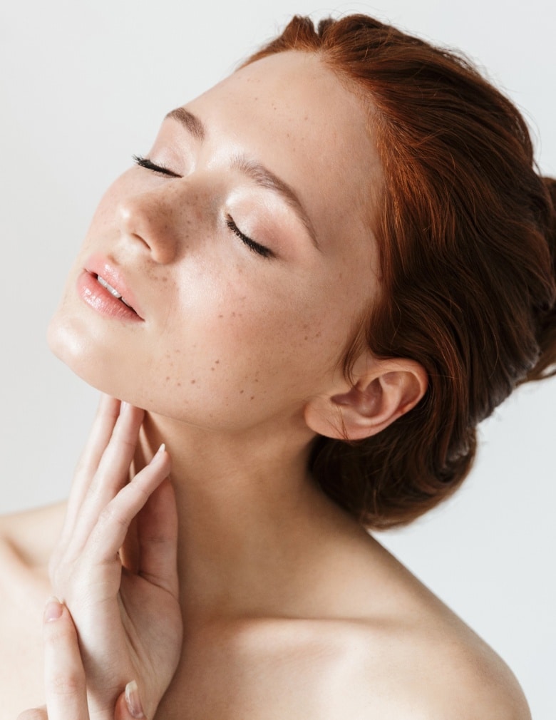Femme avec des taches sur le visage laser resurfacing rajeunir peau - Hind clinique de beaute Montpellier