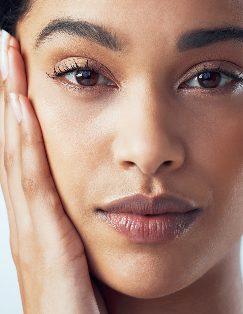 Visage de femme brune les inducteurs collageniques - Hind clinique de beaute Montpellier