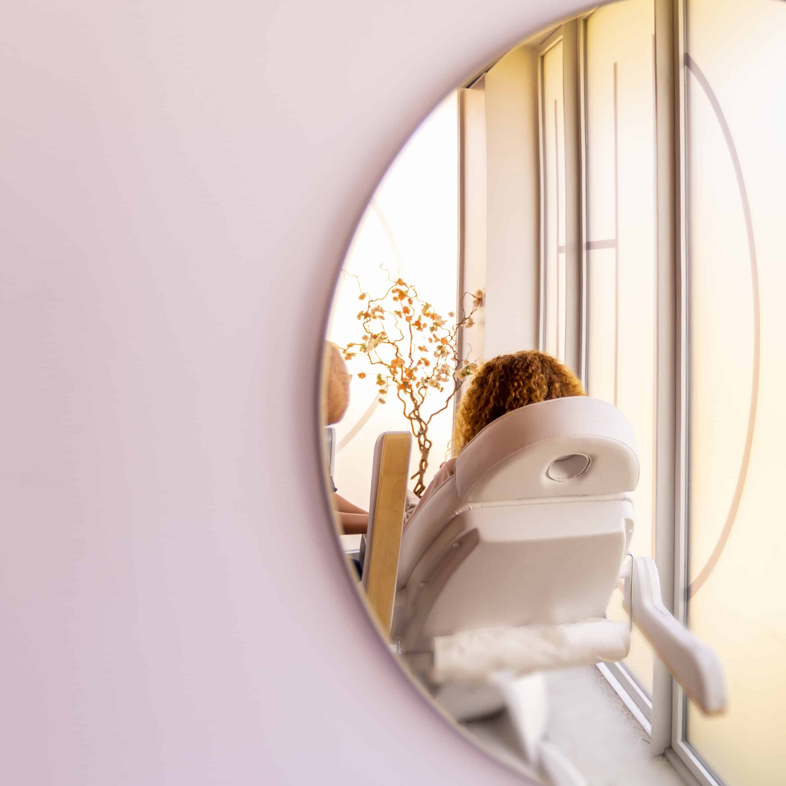 Miroir avec un reflet de fauteil de consultation reflet miroir salle laser - Hind clinique de beaute Montpellier
