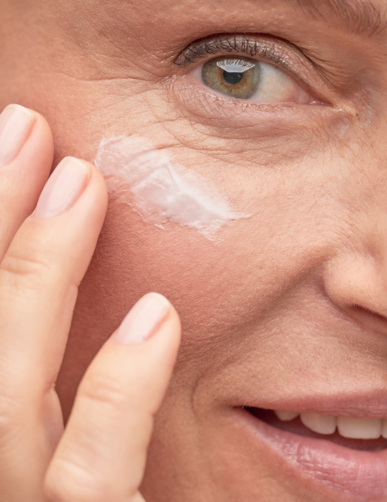 Creme sur la joue d une femme cosmetique anti age - Hind clinique de beaute Montpellier